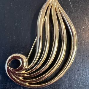 ONE PRE-OWNED 3” UNSIGNED GOLDTONE SWIRL BROOCH CTM2